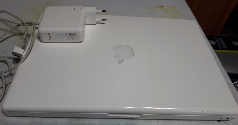 Apple MacBook 2008 вид сверху