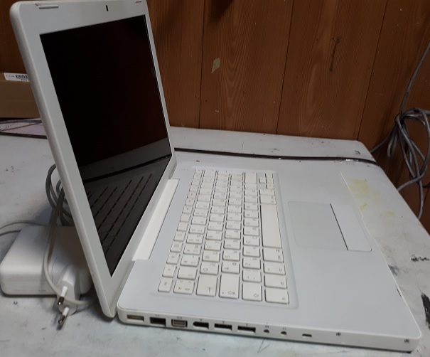 Apple MacBook 2008 вид слева