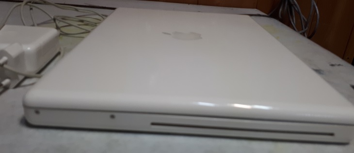 Apple MacBook 2008 вид справа