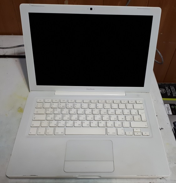 Apple MacBook 2008 открытый