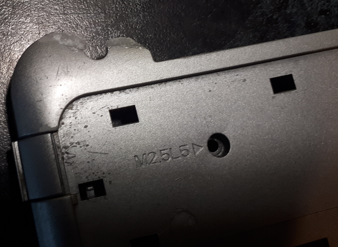 Ремонт крышки ноутбука сломал пластик крышки и ремонт петель на ноутбуке в москве