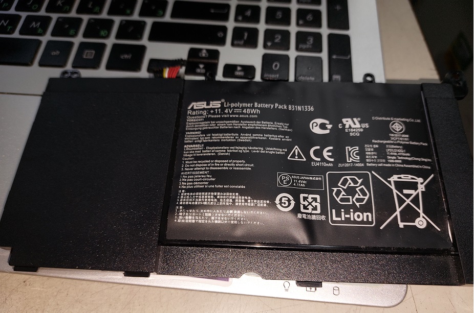 Замена вздувшейся батареи в ноутбуке Asus