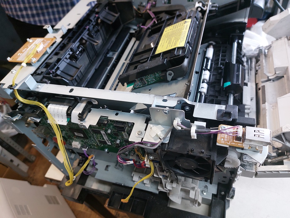 чистим блок лазера при бледной печати справа