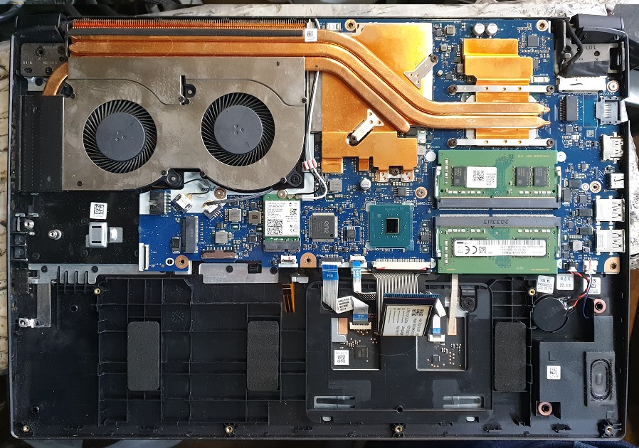 Acer aspire 7 разборка снимаем батарею