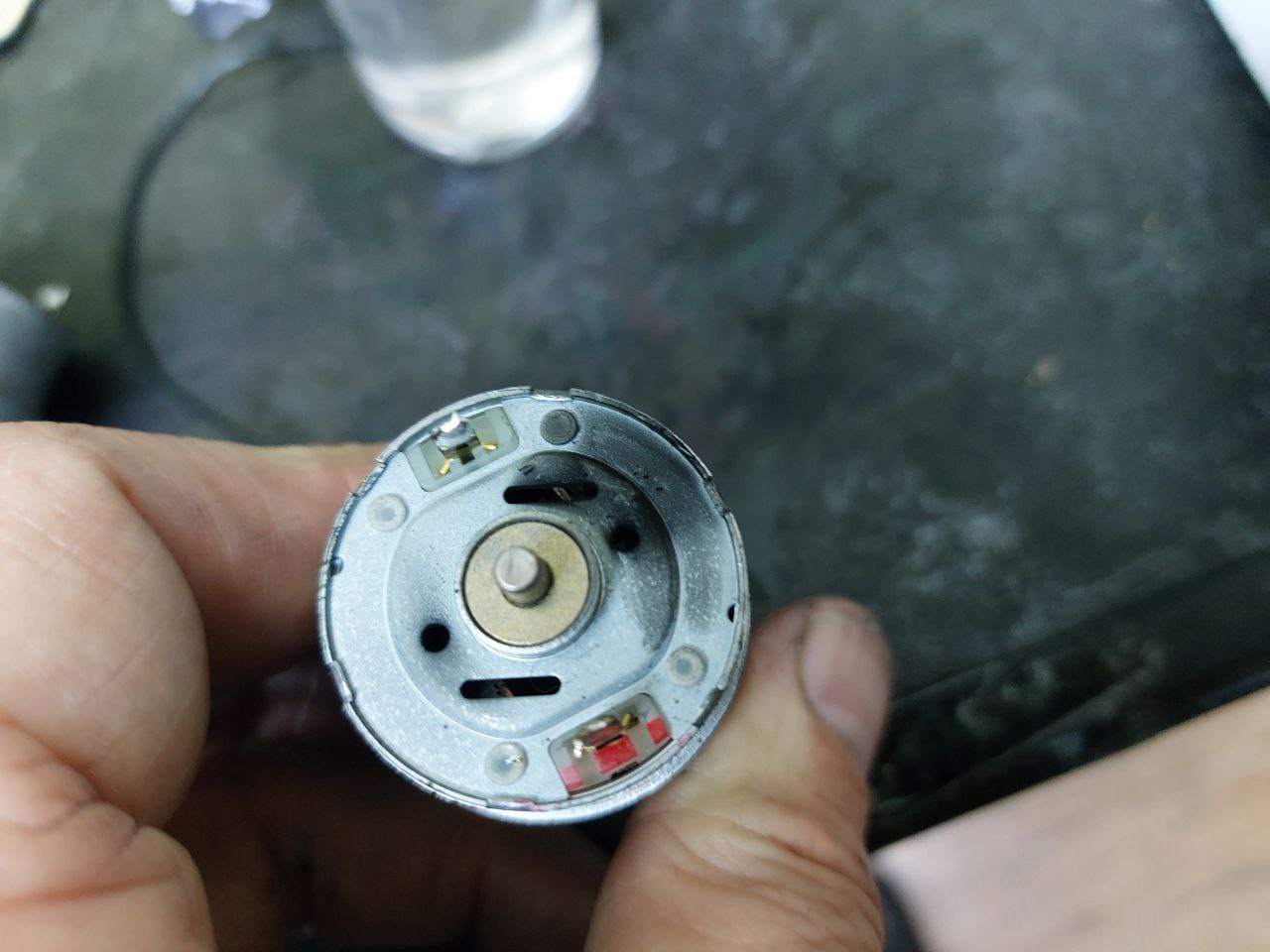 износ щеток двигателя - принтер медленно печатает